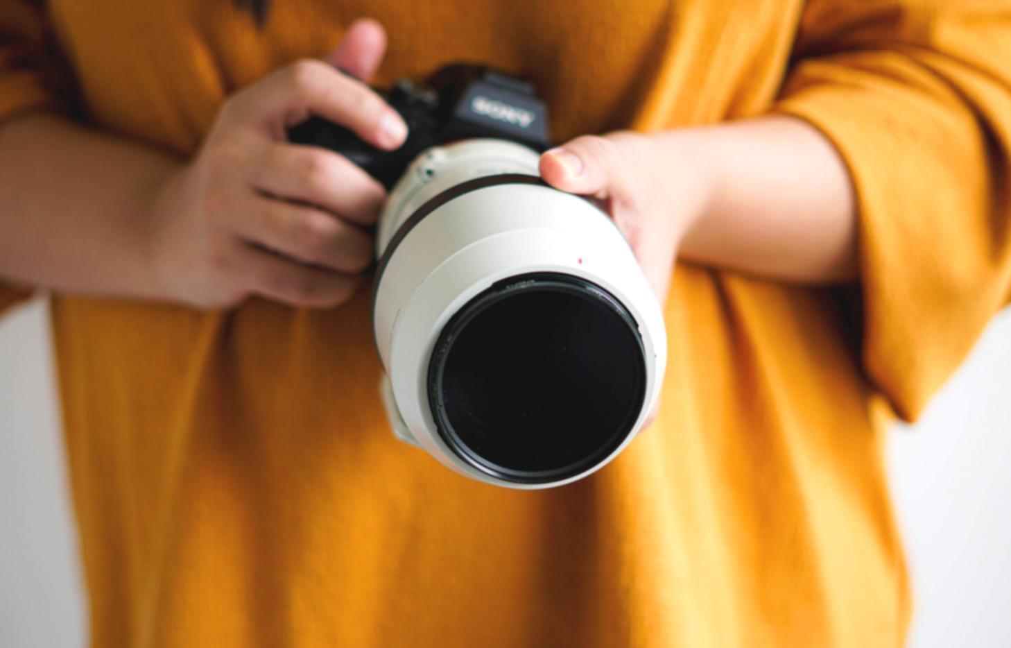 Internationale Studierende bei praktischer Fotografie-Übung